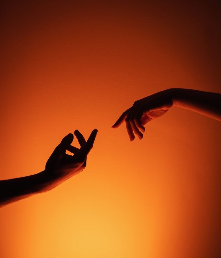 Deux mains qui se rejoignent dans une lumière chaude